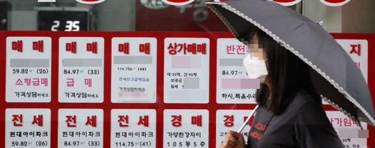 서울 양천구의 한 공인중개사에 붙은 매매 및 전세가격표 모습. <연합뉴스>