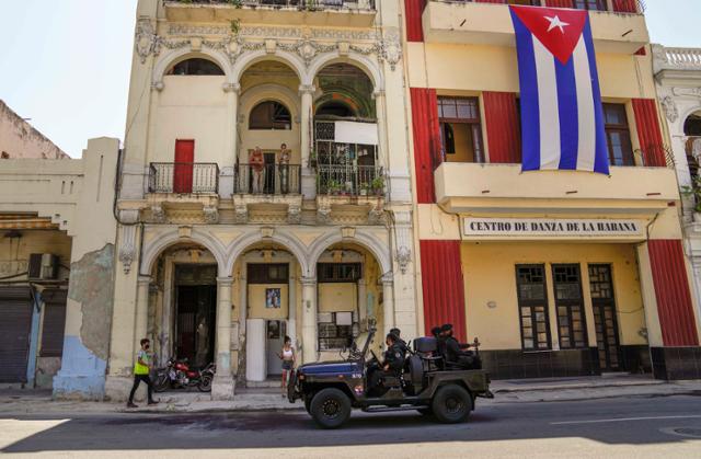 쿠바 아바나 도심에서 이달 21일 무장한 특수경찰이 거리를 순찰하고 있다. 아바나=AP 연합뉴스