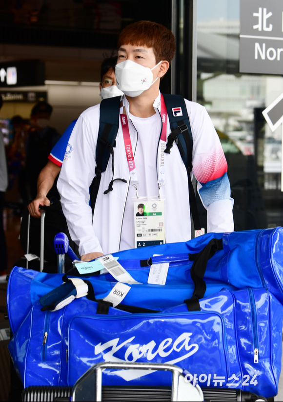 '2020 도쿄올림픽'에 출전하는 야구대표팀 박건우가 26일 오후 일본 도쿄 나리타공항으로 입국하고 있다.