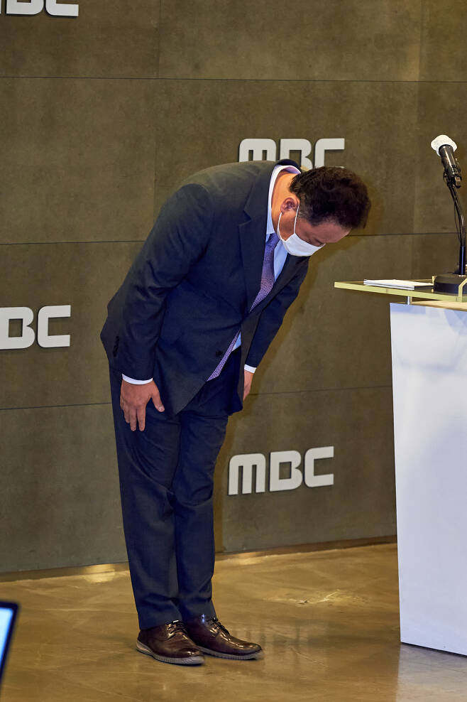 MBC President Park Sung-jae bows in apology during a press conference held Monday. (MBC)