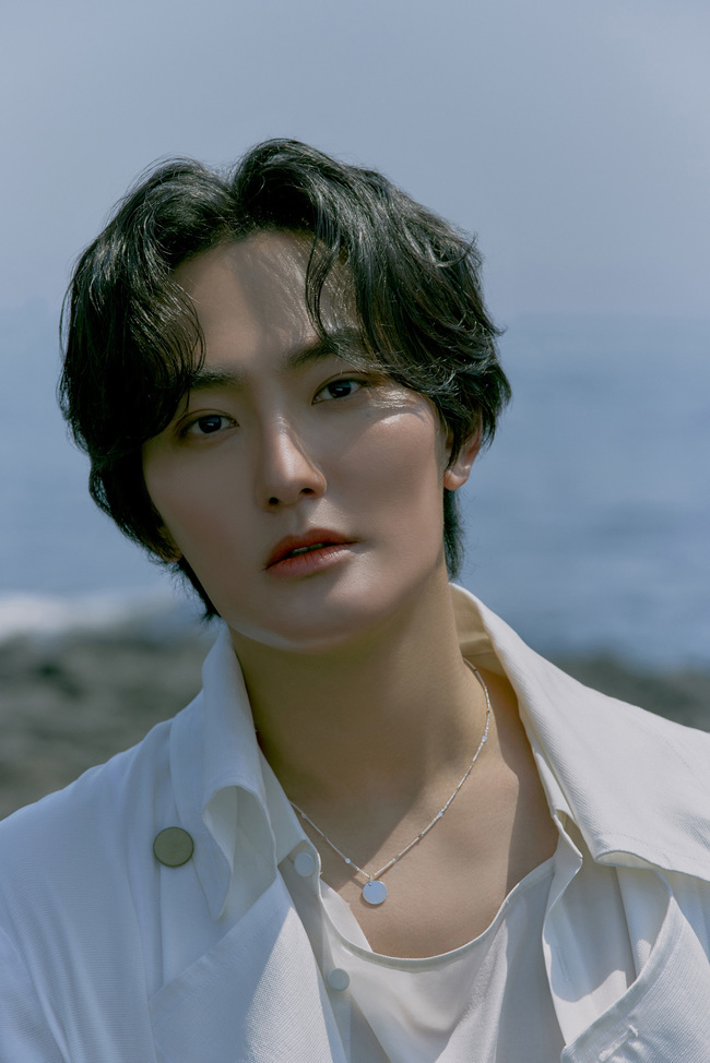 Kangta presents a unique sensibility with her new single Christmas in July.Kangtas new song, Christmas in July, released on July 28, is a song of R & B pop genre with warm strings and brass sound. The season is Summer, but the cool couple makes the lyrics that express the feeling of winter as Christmas in July impressive.Also included together, Summer 2021 (Memories of Summer 2021) reinterprets his own song Summer that year in Kangtas first regular album Polaris (Polaris), released in 2001, as an acoustic pop genre song, and the trendy sound and Kangtas sweet voice combine to double the Summer atmosphere.