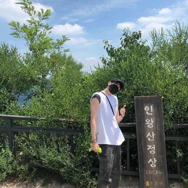 Victon han seung-woo did a sister Han Sun-hwa and Climbing ahead of his military enlistment.Han Seung-woo posted several photos on July 26 with his article The Line to Die after tagging the account of sister Han Sun-hwa on his instagram.In the open photo, Hansung-woo climbed the top of Inwang Mountain wearing a white T-shirt, a black hat and a mask.Han seung-woo, who climbed the mountain in the heat, eventually could not stand the heat and took off his white T-shirt, and the black T-shirt he was wearing inside showed sweating so wet.Earlier, Han Sun-hwa also wrote on his Instagram page, I was breathless and had a few times, but I was able to take a picture with a calm wind and a big numbness, and I packed it with a cool noodle and prepare for dinner.Have a cool weekend, Climbing is Nono in this heat, I am sorry for the big sister. He released his brother Han Seung-woo and his certification shot to the top of the mountain.