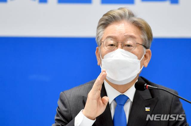 [광주=뉴시스] 류형근 기자 = 더불어민주당 대선주자인 이재명 경기지사가 25일 오전 광주 서구 민주당광주시당 대회의실에서 지역기자간담회를 하고 있다. 2021.07.25. hgryu77@newsis.com
