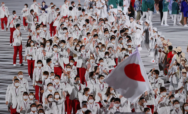 [도쿄(일본)=뉴시스] 최진석 기자 = 지난 23일 도쿄 신주쿠 국립경기장에서 열린 2020 도쿄올림픽 개막식에서 일본 선수들이 입장을 하고 있다. (공동취재사진) 2021.07.26. myjs@newsis.com
