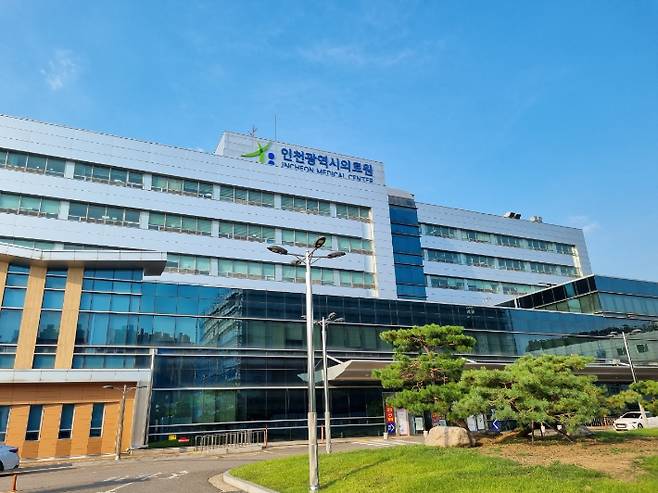 진공채혈관 논란이 커지자 인천의료원은 자체 실험을 통해 '부득이한 경우, 사용기한이 지난 장비를 사용할 수 있다'는 내용으로 내부 규정을 변경했다. 정성욱기자
