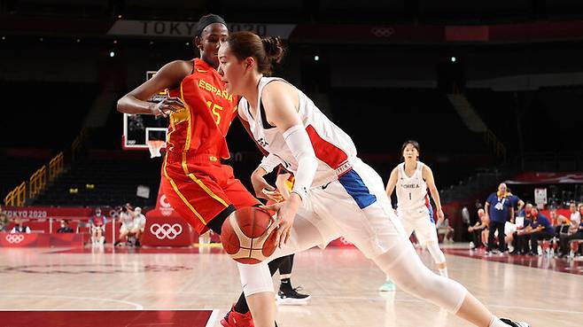 돌파 시도하는 박지수 선수