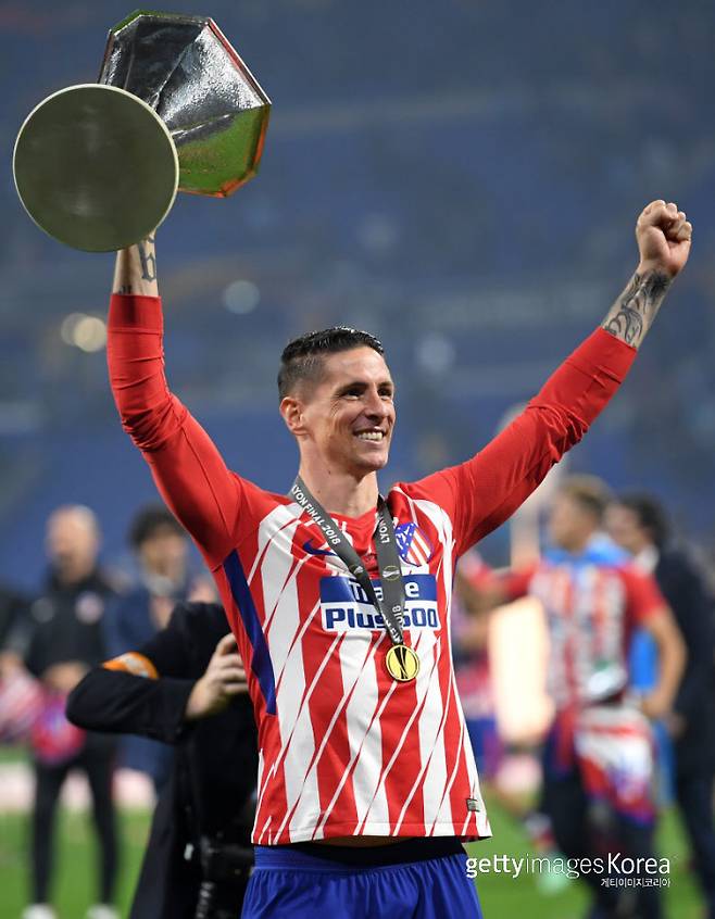페르난도 토레스가 아틀레티코 마드리드에서 2018년 유로파리그 정상에 오른뒤 트로피를 들고 환호하고 있다. Getty Images코리아