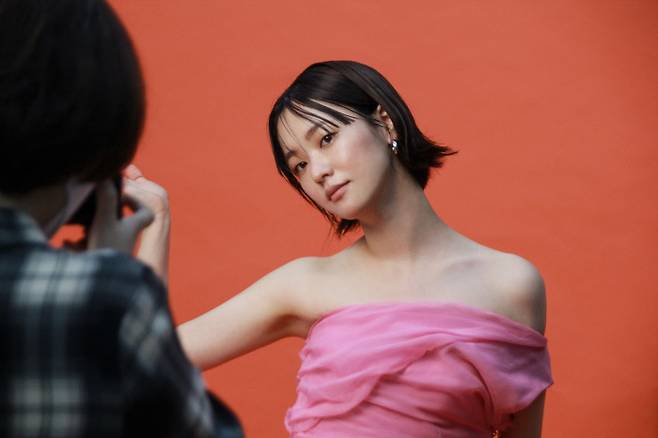 Actor Jeon Yeo-beens behind-the-scenes cut was released on the 26th.Jeon Yeo-been, who boasted of fashionista in the previously released picture, showed high perfection in behind-the-scenes steel.In the open photo, Jeon Yeo-been doubled her original healthy Energy with natural makeup, and completely digested various concept costumes, Hair styles, and makeup with her own charm.In the shooting scene, Jeon is the back door that overwhelmed the camera with a deadly pose in a free-flowing atmosphere and impressed the staff.From a resplendent expression to a charismatic expression, the attention is gathered in the behind-the-scenes photos of colorful moods.Jeon Yeo-beens picture can be found in the August issue of fashion magazine GQ.