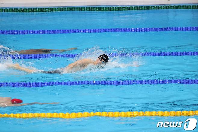 대한민국 수영 황선우가 27일 오전 일본 도쿄 아쿠아틱스센터에서 열린 '2020 도쿄올림픽' 남자 200m 자유형 결승전에서 역영하고 있다. 황선우는 7위를 기록해 메달 획득에는 실패했다. 2021.7.27/뉴스1 © News1 이재명 기자