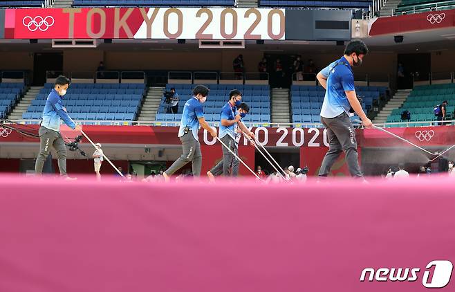 26일 오후 일본 도쿄 지요다구 무도관에서 열린 '2020 도쿄올림픽' 유도 경기 도중 그라운드를 소독하고 있다. 2021.7.26/뉴스1 © News1 이재명 기자