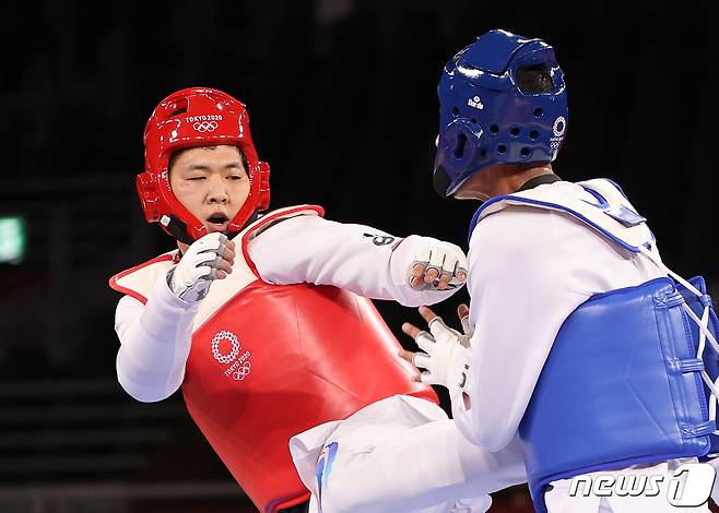 대한민국 태권도 인교돈이 27일 오후 일본 지바현 마쿠하리 메세 A홀에서 열린 '2020 도쿄올림픽' 80kg 남자 태권도 16강전에서 아프가니스탄 파르자드 만수리 상대로 공격을 하고 있다. 2021.7.27/뉴스1 © News1 이재명 기자