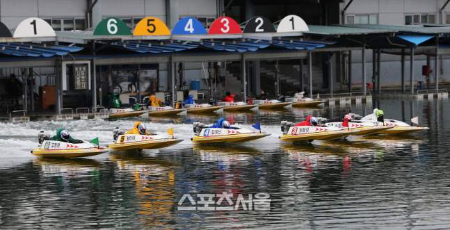 미사리 경정장에서 선수들이 경주를 펼치기 위해 출발하고 있다.  제공 | 국민체육진흥공단