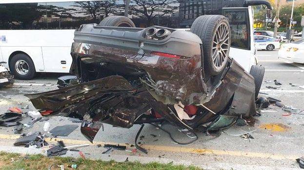 지난해 부산 해운대에서 9중 추돌 사고를 일으킨 고가 수입차가 전복된 채 길가에 놓여져 있다. /연합뉴스