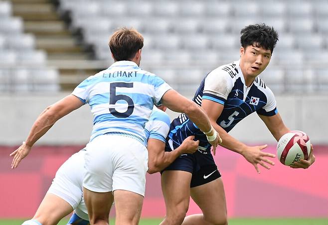 Lee Seung-bae fights for the ball during a group stage match against Argentina on Tuesday. (pool photo)