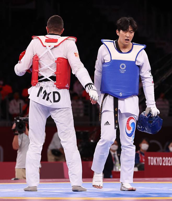 인교돈이 27일 일본 마쿠하리 메세 A홀에서 열린 도쿄올림픽 남자 태권도 80㎏ 초과급 4강 북마케도니아 데얀 게오르기예프스키와 경기에서 패한 뒤 상대 선수와 인사하고 있다. 지바/연합뉴스