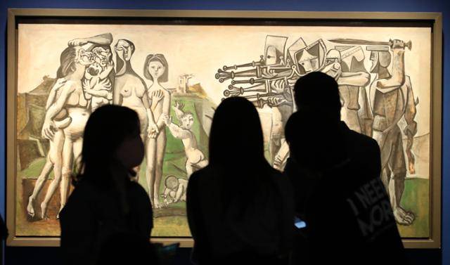 5월 29일 서울 서초구 예술의 전당 한가람미술관에서 열린 '피카소 탄생 140주년 특별전'을 찾은 시민들이 한국에서의 학살 작품을 관람하고 있다. 뉴시스