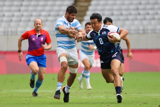 27일 일본 도쿄 스타디움에서 열린 2020 도쿄올림픽 남자 7인제 럭비 A조 예선 대한민국과 아르헨티나의 경기에서 한국 대표팀 장성민(오른쪽) 선수가 질주하고 있다. 도쿄=올림픽사진공동취재단