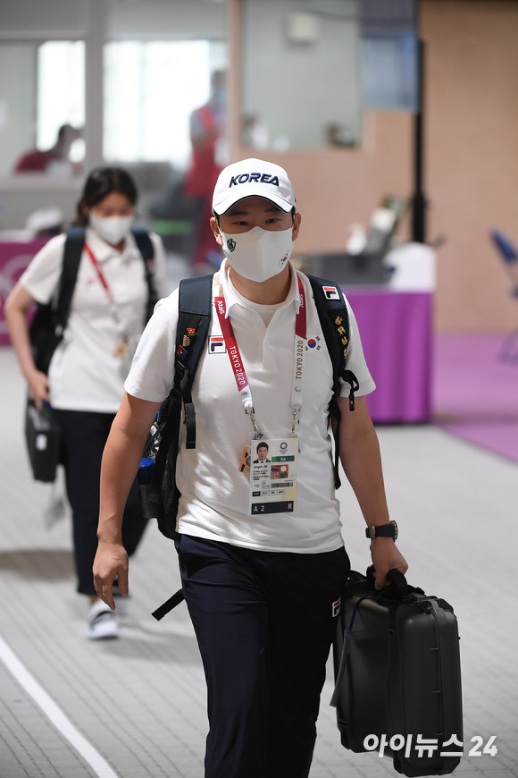 한국 사격 진종오, 추가은이 27일 일본 도쿄 아사카 사격장에서 열린 2020 도쿄올림픽 10ｍ 공기권총 혼성 단체전에서 합계 575점(추가은 286점, 진종오 289점)을 기록하며 9위로 본선 1차전 통과에 실패했다. 진종오와 추가은이 경기장을 떠나고 있다.