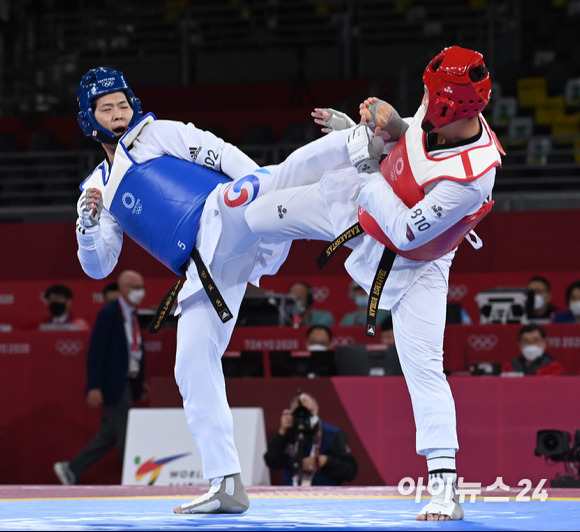 한국 태권도 인교돈이 27일 일본 지바 마쿠하리 메세홀A에서 열린 2020 도쿄올림픽 태권도 남자 80㎏ 초과급 8강에서 카자흐스탄의 루슬란 자파로프를 제압하고 준결승에 진출했다. 인교돈이 공격하고 있다.