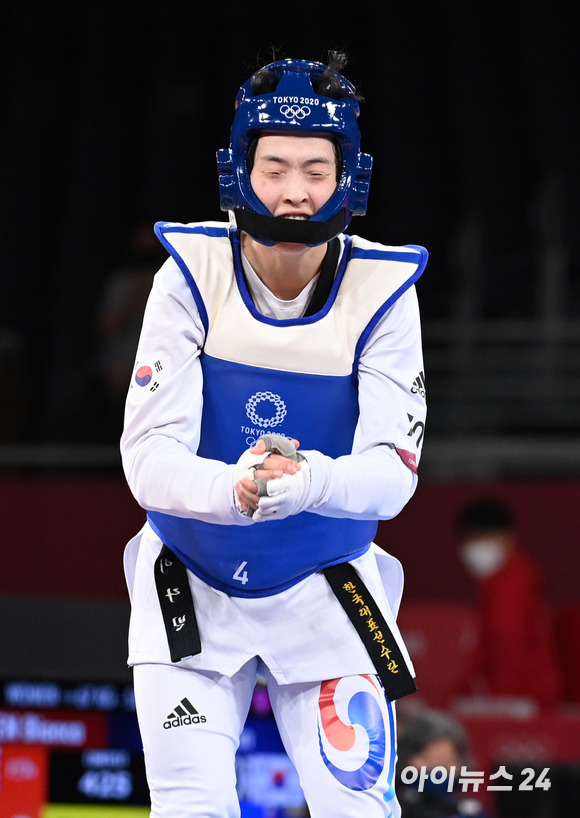 한국 태권도 이다빈이 27일 일본 지바 마쿠하리 메세홀A에서 열린 2020 도쿄올림픽 태권도 여자 67㎏ 초과급 4강에서 영국의 비안카 워크던를 제압하고 결승에 진출했다. 역전승 후 기뻐하는 이다빈.