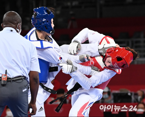 한국 태권도 이다빈이 27일 일본 지바 마쿠하리 메세홀A에서 열린 2020 도쿄올림픽 태권도 여자 67㎏ 초과급 4강에서 영국의 비안카 워크던를 제압하고 결승에 진출했다. 이다빈이 종료 1초전 공격에 성공해 역전승하고 있다.