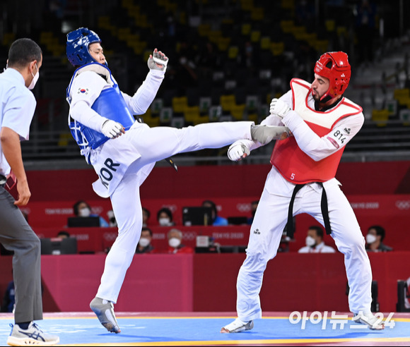 한국 태권도 인교돈이 27일 일본 지바 마쿠하리 메세홀A에서 열린 2020 도쿄올림픽 태권도 남자 80㎏ 초과급 4강에서 북마케도니아의 조르제브스키에게 패했다. 인교돈이 경기에 임하고 있다.