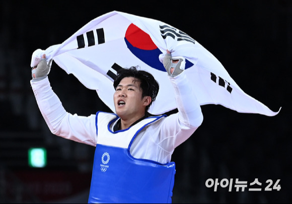 한국 태권도 인교돈이 27일 일본 지바 마쿠하리 메세홀A에서 열린 2020 도쿄올림픽 태권도 남자 80㎏ 초과급 동메달결정전에서 슬로베니아 트라즈코비치를 제압하고 동메달을 차지했다. 태극기 세리머니를 하는 인교돈의 모습.