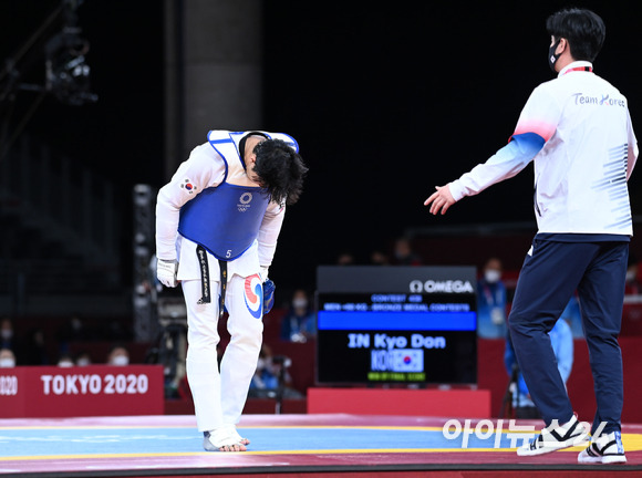 한국 태권도 인교돈이 27일 일본 지바 마쿠하리 메세홀A에서 열린 2020 도쿄올림픽 태권도 남자 80㎏ 초과급 동메달결정전에서 슬로베니아 트라즈코비치를 제압하고 동메달을 차지했다. 인교돈이 감독과 기쁨을 나누고 있다.