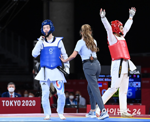 한국 태권도 이다빈이 27일 일본 지바 마쿠하리 메세홀A에서 열린 2020 도쿄올림픽 태권도 여자 67㎏ 초과급 결승에서 세르비아의 밀리차 만디치에게 패하고 은메달의 주인공이 됐다. 아쉬운 표정의 이다빈.