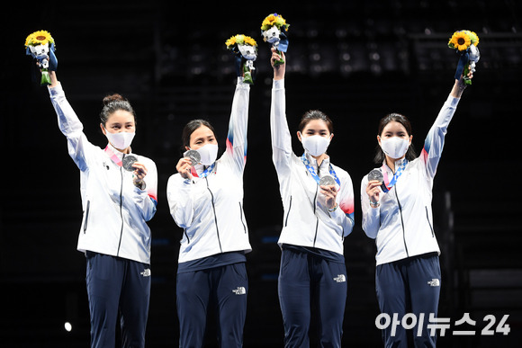 한국 펜싱 최인정, 강영미, 송세라, 이혜인이 2020 도쿄올림픽 펜싱 여자 에페 단체전 결승전 대한민국과 에스토니아의 경기에서 은메달을 따낸 후 시상식에서 기념촬영을 하고 있다. [사진=정소희 기자]