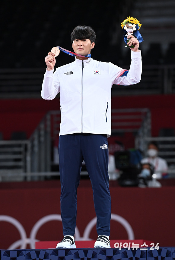 한국 태권도 인교돈이 27일 일본 지바 마쿠하리 메세홀A에서 열린 2020 도쿄올림픽 태권도 남자 80㎏ 초과급 시상식에서 동메달을 따낸 후 기념촬영을 하고 있다.