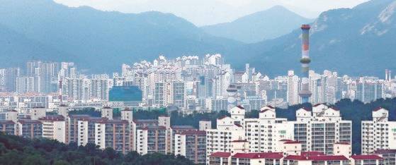 이번 달 서울의 아파트 매매 중위가격이 10억2500만원을 기록했다고 KB국민은행이 26일 밝혔다. 1년 전과 비교하면 9700만원가량 올랐다. 사진은 서울 노원구 아파트 단지의 모습. [뉴스1]