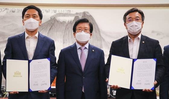 박병석 국회의장과 더불어민주당 윤호중 원내대표 국민의힘 김기현 원내대표등 양당 원내대표단이 23일 추경안과 상임위원장 배분등에 합의후 합의문을 읽고 있다. 임현동 기자