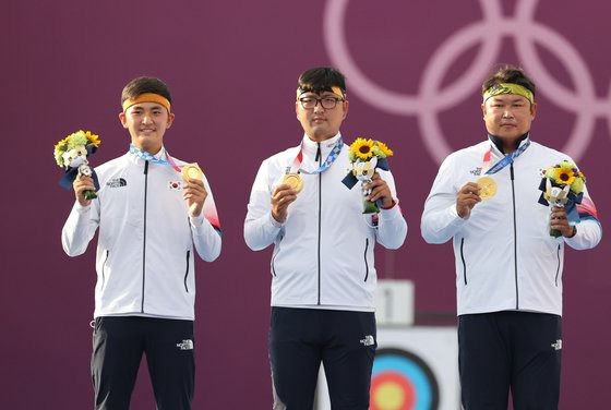 남자 양궁단체전 금메달을 따낸 김제덕, 김우진, 오진혁. [올림픽사진공동취재단]