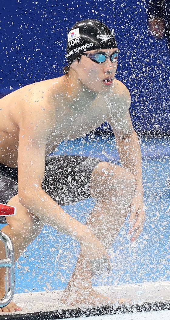 27일 일본 도쿄 아쿠아틱스 센터에서 열린 남자 자유형 200m 결승에 출전한 한국 황선우가 경기 전 물을 뿌리고 있다. [연합뉴스]