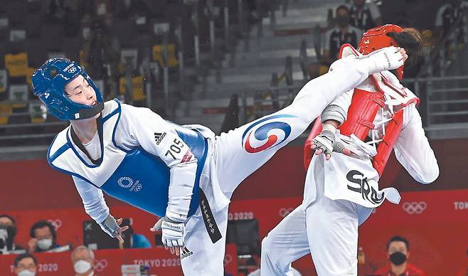 27일 일본 마쿠하리 메세홀에서 열린 도쿄올림픽 여자 태권도 67㎏ 초과급 결승에서 한국 이다빈(왼쪽)이 세르비아 밀리차 만디치와의 경기에서 발차기를 하고 있다. 도쿄 올림픽사진공동취재단