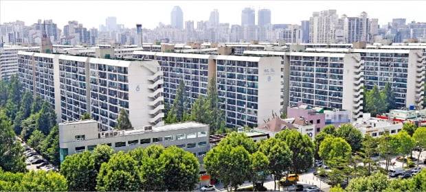 지난해 7월 말 시행된 전·월세상한제와 계약갱신청구권제 등 임대차2법의 영향으로 전·월세 시장의 혼란이 가중되고 있다. 사진은 서울 강남구의 대표적 재건축 단지인 대치동 은마아파트.    김범준  기자