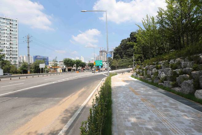 서울 구로구가 27일 경인로 오류IC 주변 보행환경 개선사업을 벌여 새로운 보행로가 생기면서 두 지역으로 나눠져있던 오류동과 개봉동이 연결됐다. 구로구 제공