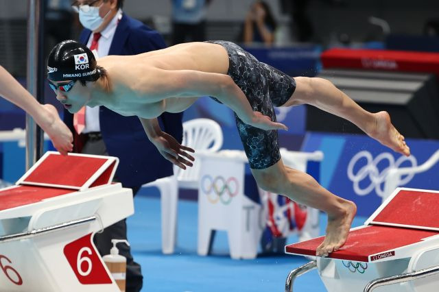 27일 일본 도쿄 아쿠아틱스센터에서 열린 도쿄 올림픽 수영 남자 자유형 200m 결승전에서 황선우가 힘차게 출발하고 있다. 연합