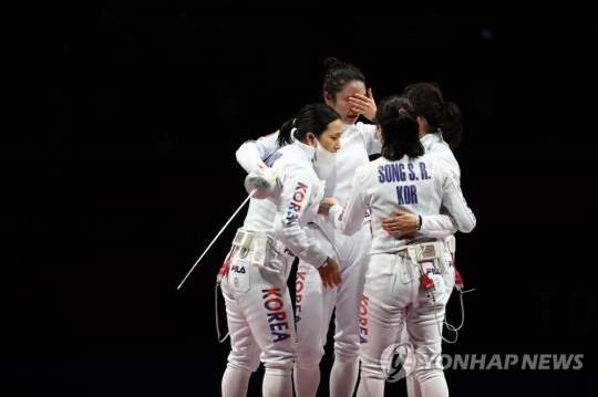 (지바=연합뉴스)일본 지바 마쿠하리 메세B홀에서 열린 도쿄올림픽 펜싱 여자 에페 단체 대한민국 대 에스토니아 결승전.
한국 여자 에페 단체 선수들이 이날 경기에서 에스토니아에 패하며 은메달을 획득한 뒤 서로를 격려하고 있다.