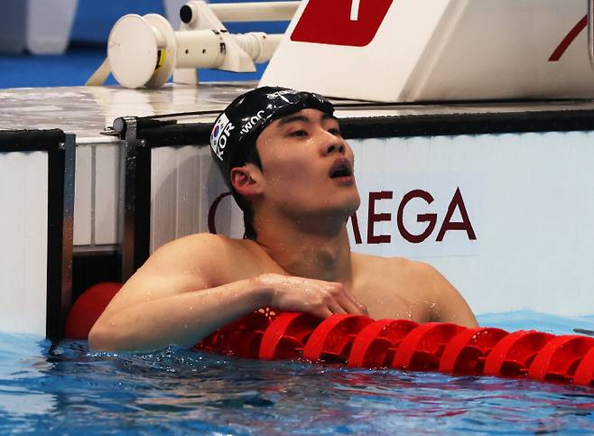 황선우가 27일 일본 도쿄 아쿠아틱스 센터에서 열린 남자 자유형 200m 결승에서 경기를 마친 뒤 기록을 보고있다. [도쿄 = 한주형 기자]