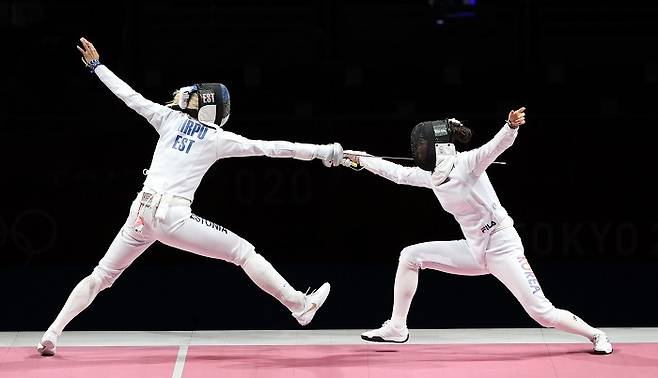 한국 펜싱 에페 대표팀 최인정(오른쪽)이 27일 오후 일본 지바 마쿠하리 메세 B홀에서 열린 에스토니아와의 2020도쿄올림픽 에페 단체전 결승전에서 경기를 치르고 있다. /사진=뉴스1