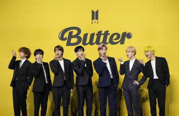 빅히트 뮤직은 소속가수 BTS의 곡 ‘Butter(버터)’와 ‘Permission to Dance(퍼미션 투 댄스)’의 뮤직비디오를 대한체육회가 도쿄올림픽 기간 운영하는 온라인 팀코리아하우스에 무상 제공했다.  AP뉴시스