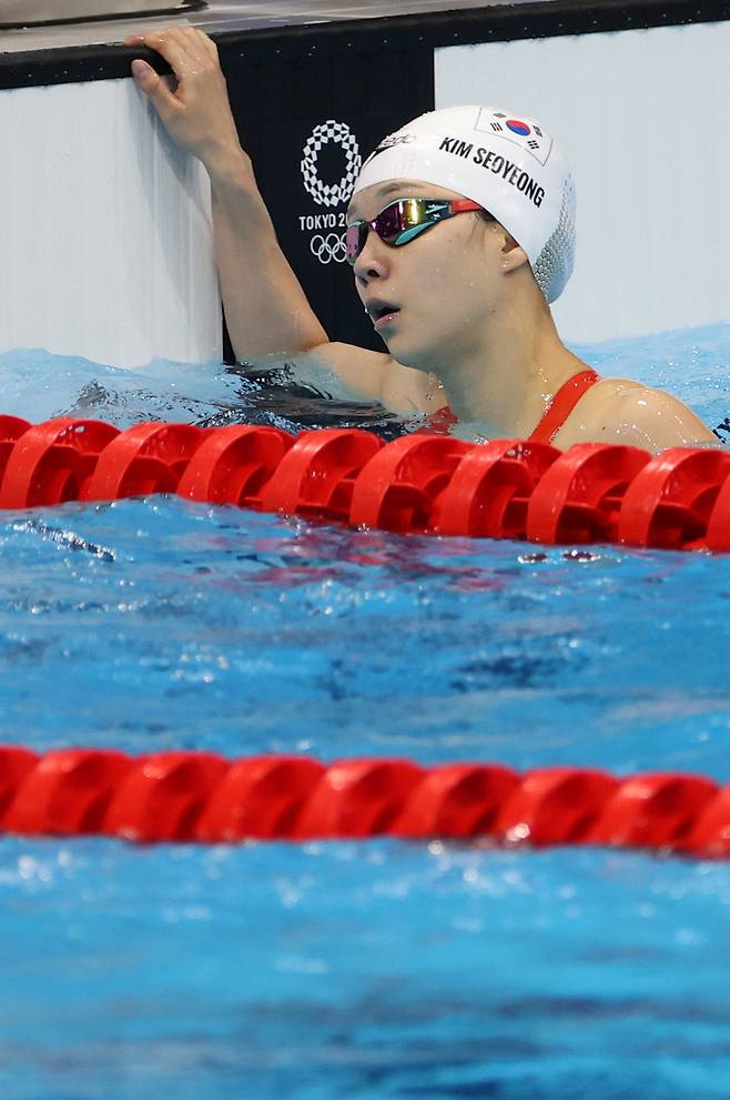 김서영이 27일 일본 도쿄 아쿠아틱스 센터에서 열린 수영 여자 개인혼영 200m 준결승을 마친 뒤 아쉬워하고 있다. 연합뉴스