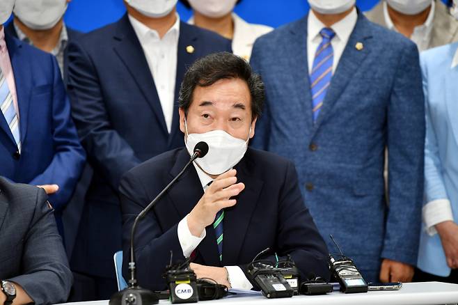 더불어민주당 대권 주자인 이낙연 전 대표가 27일 민주당 광주시당에서 기자간담회를 하고 있다. [연합]