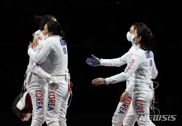 [지바(일본)=뉴시스] 이영환 기자 = 대한민국 펜싱 대표팀 최인정, 강영미, 송세라, 이혜인이 27일 오후 일본 지바 마쿠하리 메세 B홀에서 열린 도쿄올림픽 펜싱 여자 에페 단체전에서 에스토니아에 패한 뒤 서로 격려하고 있다. 2021.07.27. 20hwan@newsis.com