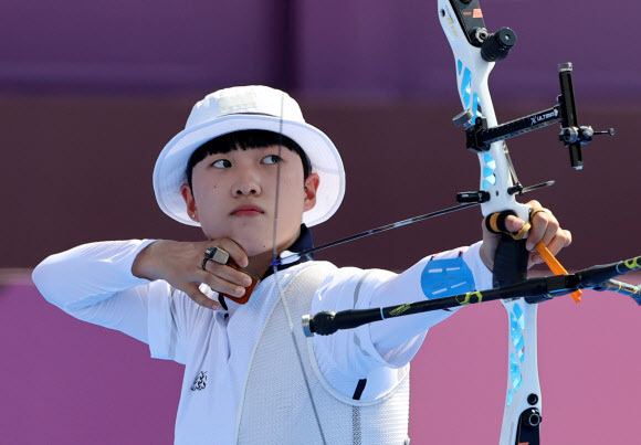 대한민국 양궁대표팀 안산이 24일 일본 도쿄 유메노시마 공원 양궁장에서 열린 2020 도쿄올림픽 혼성단체전 8강에서 활을 쏘고 있다. 도쿄=뉴스1