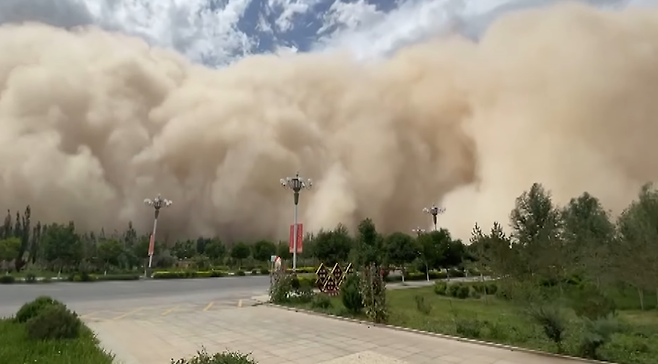 중국 서부 간쑤성 둔황을 덮친 높이 최대 100m 황사 모래폭풍