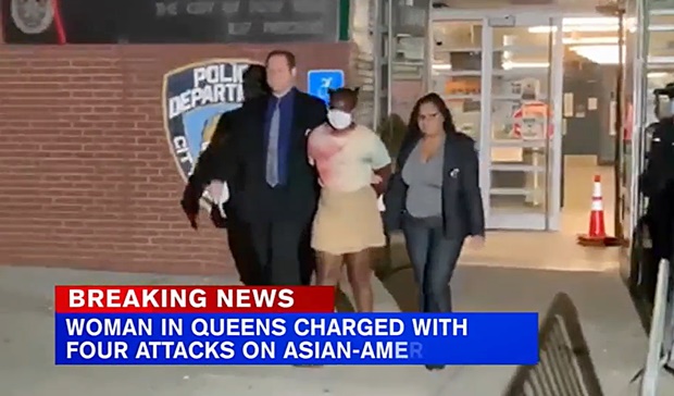 미국 뉴욕시 퀸스 일대에서 잇따라 아시아계 증오범죄를 저지른 20대 흑인 여성이 붙잡혔다. 25일 AP통신에 따르면 뉴욕시경(NYPD)은 22일 여성 3명과 남성 1명 등 아시아계 4명을 폭행한 마리시아 벨(25)을 증오범죄 혐의 등으로 체포했다.