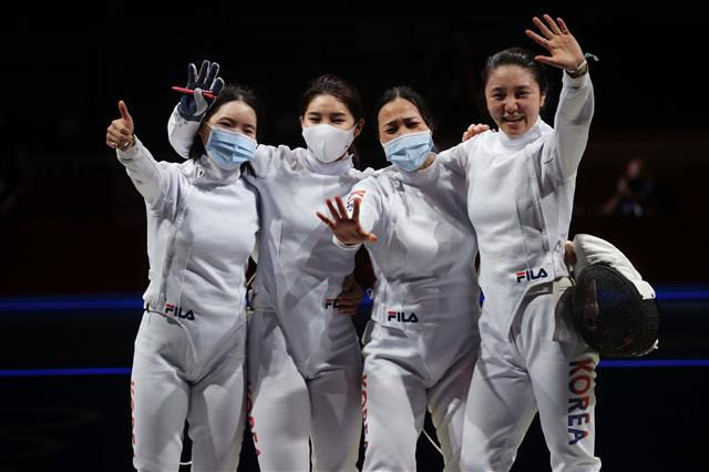 대한민국 펜싱 여자 에페 대표팀이 27일 일본 지바 마쿠하리 메세 B홀에서 열린 도쿄올림픽 펜싱 여자 에페 단체전에서 중국 대표팀을 꺾고 결승 진출을 확정한 뒤 환호하고 있다. 2021.07.27 지바 올림픽 사진공동취재단